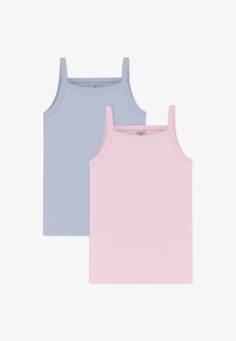 Δύο αμάνικα τοπ, ένα ανοιχτό μπλε και ένα ανοιχτό ροζ, φτιαγμένα από μαλακό ύφασμα με στενές τιράντες και κυματιστή διακόσμηση στο λαιμό.