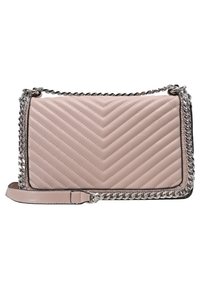 Borsa a tracolla in pelle rosa trapuntata con design a zig-zag, tracolla in catena argentata, profilo piatto con bordi neri e chiusura a clip.