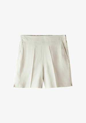 Beige linnedragtshorts med plisseret design, der har sidelommer og sideslidser nær kanten for ekstra detaljer og åndbarhed.