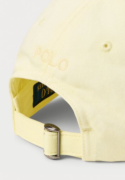 Căciulă de baseball din bumbac galben, cu logo-ul brodat "POLO". Curea ajustabilă cu cataramă metalică în spate. Textură moale și design casual.