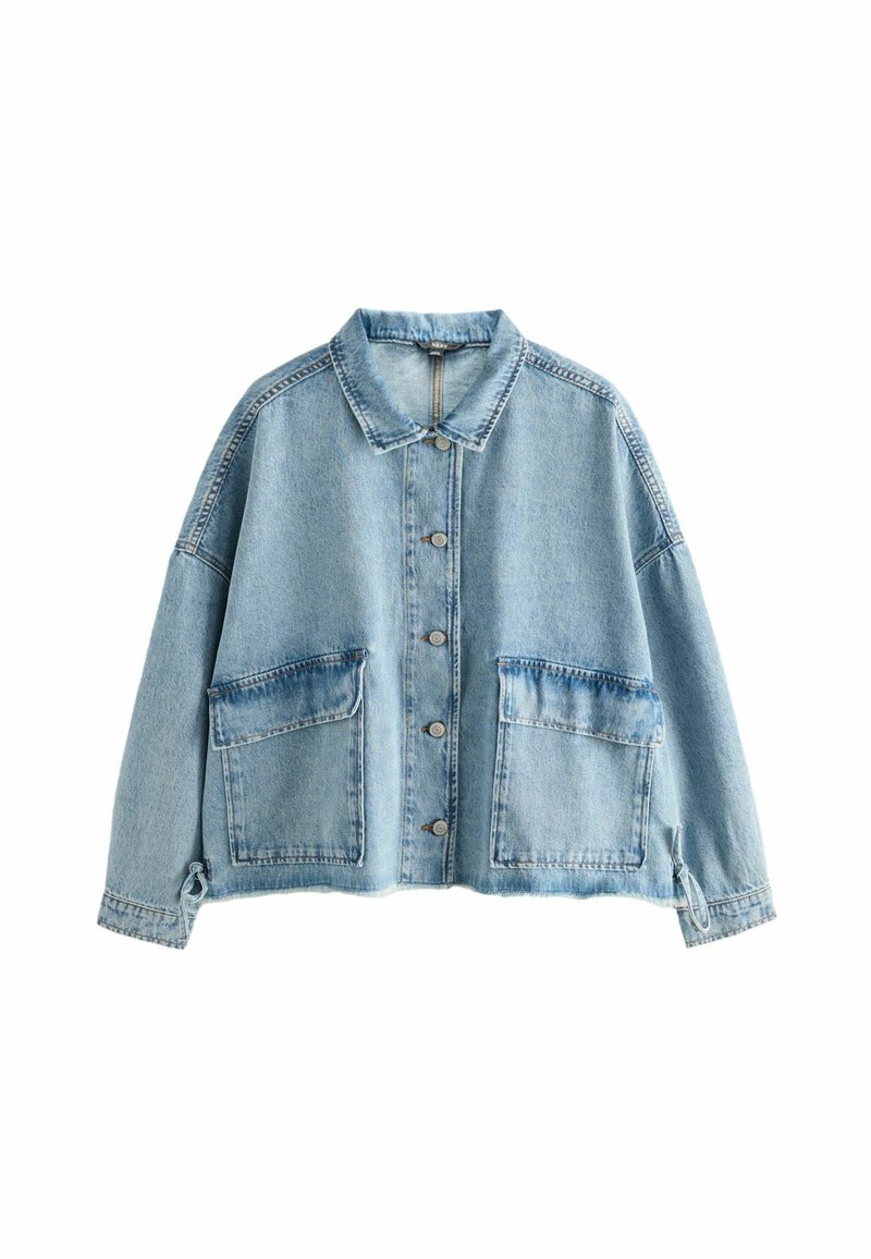 Lys blå denimjakke med kravehals, knaplukning, to store frontlommer og en afslappet pasform. Stoffet har en blød tekstur.