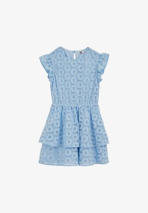 Svetlomodré čipkované šaty s volánovými rukávmi, priliehavým živôtikom a rozšírenou, vrstvenou sukňou s celoplošným kvetinovým vzorom.