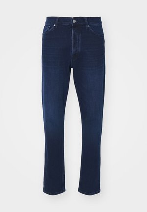 Temno modri denim jeans s srednjim pasom, ravnim krojem hlač, petimi žepi in klasičnim kovinskim gumbom za zapiranje.