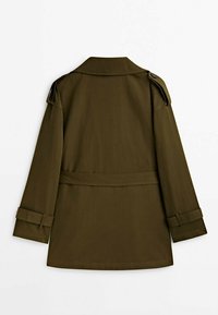 Khaki trench coat z paskiem w talii, długimi rękawami, epauletami na ramionach oraz gładką, matową teksturą. Brak widocznych zapięć z tyłu.