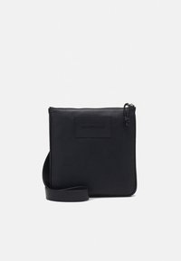 Borsa a tracolla in pelle nera con texture liscia, forma rettangolare e chiusura con cerniera. Presenta un logo discreto sul davanti.