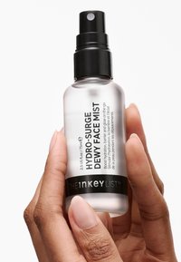 Klare Glas-Sprühflasche mit erfrischendem Gesichtsspray, ausgestattet mit einem schwarzen Sprühkopf und einem Etikett mit fettem schwarzen Schriftzug.