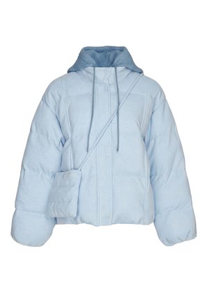 Vaaleansininen untuvatakki, jossa korkea ribbineuletakki, edessä painonapit, pitkät hihat ja pieni tikattu crossbody-laukku.
