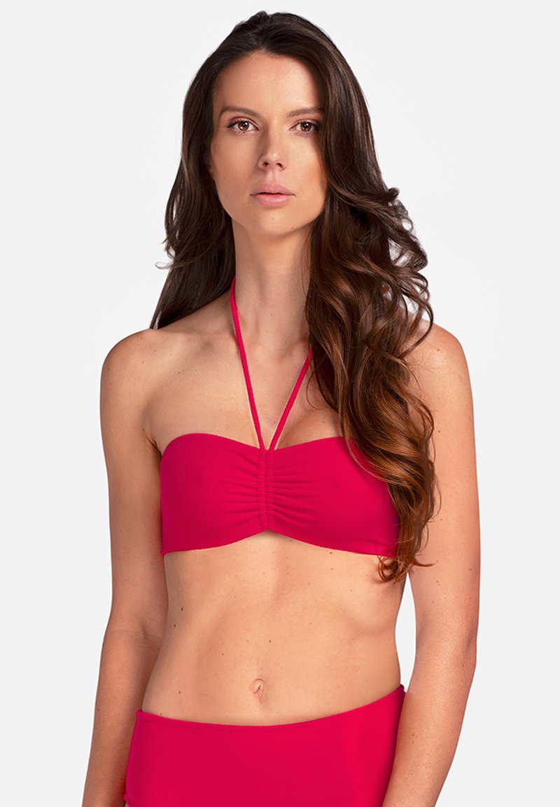 Różowy biustonosz bikini bandeau z marszczonym przodem, regulowanymi ramiączkami na szyję, gładką fakturą i jednolitym kolorem, w komplecie z pasującymi majtkami.
