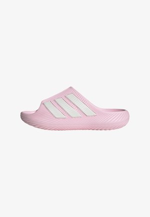 Einzelne rosa Slip-On-Sandale mit strukturierter Sohle und drei weißen diagonalen Streifen an der Seite, entworfen für den Freizeitgebrauch.