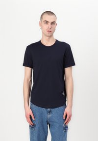 Calvin Klein Jeans - BADGE TURN UP SLEEVE - Paprasti marškinėliai - night sky Miniatiūros vaizdas 1