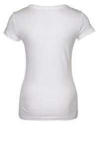 Bílé bavlněné tričko s krátkými rukávy, kulatým výstřihem a přiléhavým střihem. Hladká textura bez viditelných vzorů nebo zdobení.