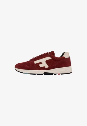 Rode suède sneakers met een ribfluwelen paneel, wit logo, ronde veters en een gestructureerde rubberen zool. Geaccentueerd met zwarte en teal details.