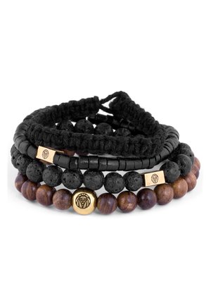 Sæt af fire armbånd med sort lava sten, træperler og en guldaccentperle med et indgraveret design. Forskellige teksturer og farver.