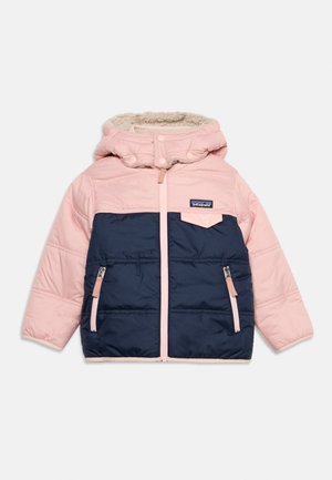 Kinder-Winterjacke mit Kapuze, rosa Oberteil und Ärmeln, dunkelblauem Unterteil, Frontreißverschluss, zwei Reißverschlusstaschen und Fleecefutter.
