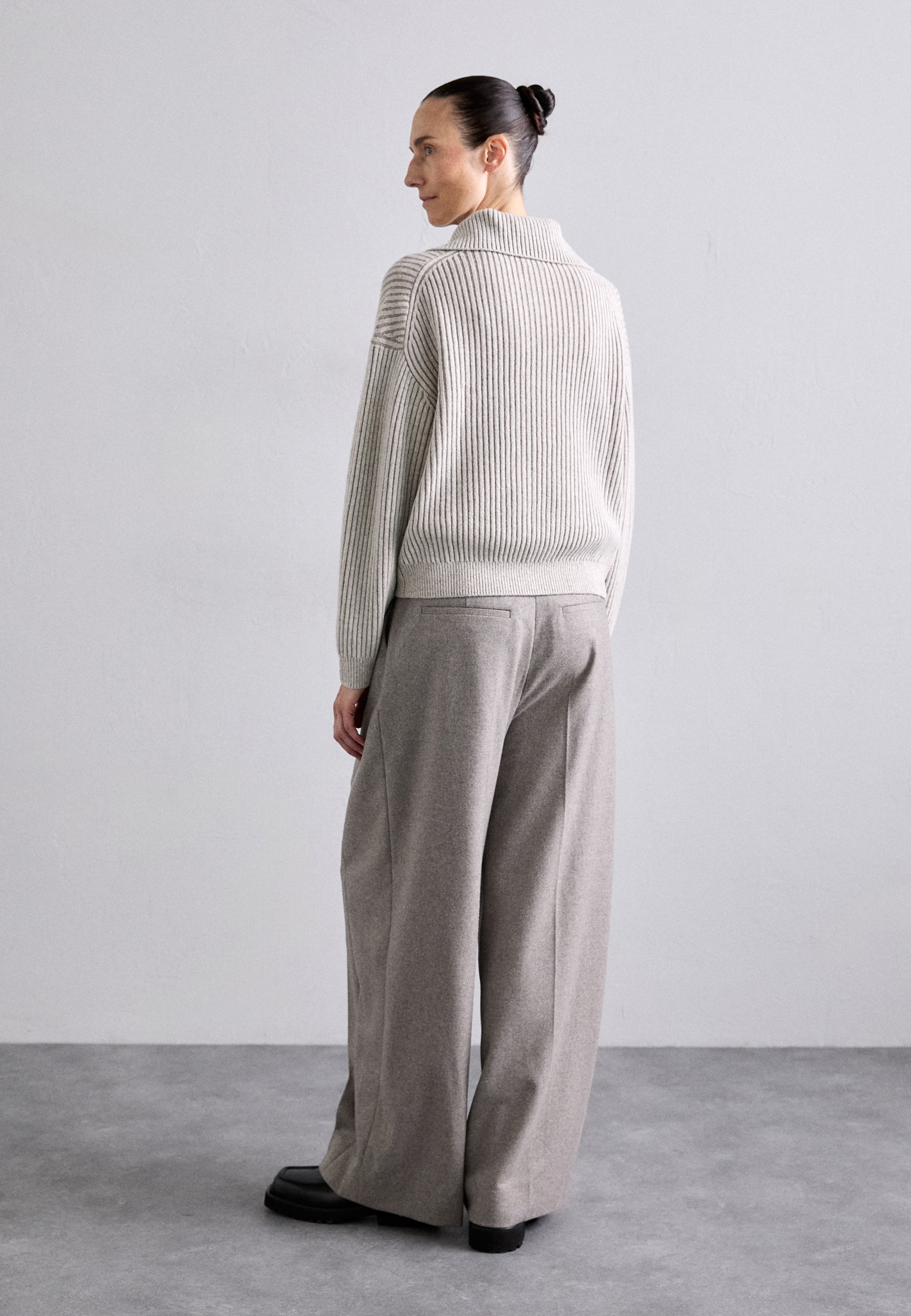 パンツ FILIPPA K FW24 WIDE PLEATED FLANNEL TROUSERS (30673 0070) Milo Trousers - Black | Filippa K