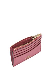 Kožená peněženka v růžové barvě s texturovaným povrchem, zlatým zipem a několika přihrádkami na karty. Kompaktní obdélníkový tvar s logem na přední straně.