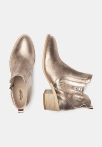 Bottines en bronze métallique avec une finition texturée, fermeture éclair latérale, haut angulé et un petit talon carré, ornées d'une semelle beige.