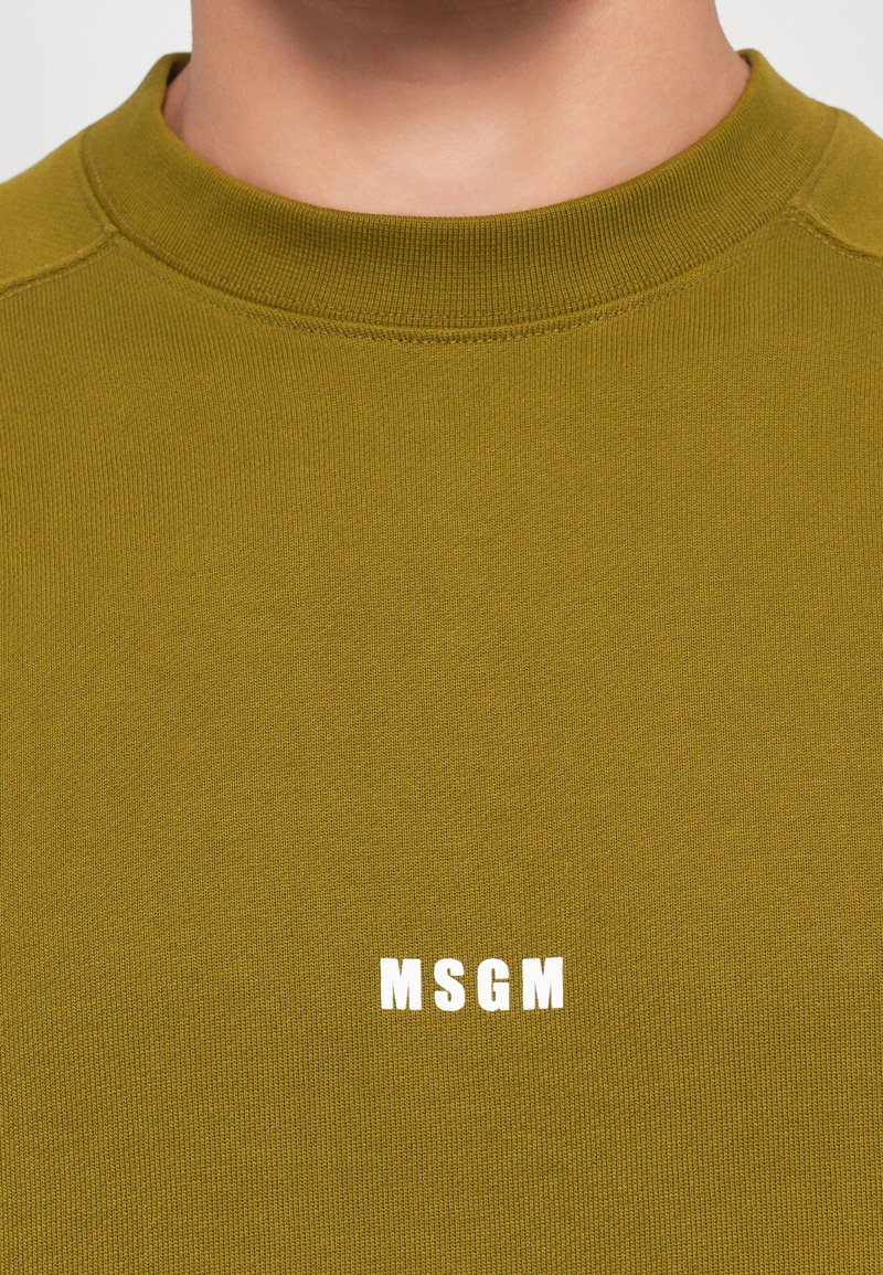 Sweat-shirt en coton vert olive avec col rond côtelé. Présente un logo "MSGM" blanc imprimé sur la poitrine. Texture douce, design décontracté.