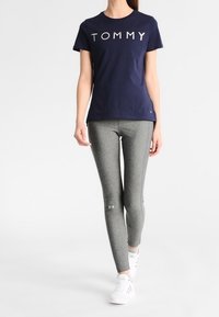 Tommy Hilfiger Triko s potiskem - dark blue