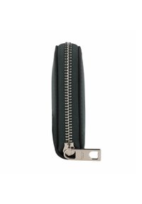 Portefeuille zippé en tissu vert foncé avec une surface texturée, fermeture éclair en métal argenté et une petite étiquette avec le détail de la marque sur le côté.