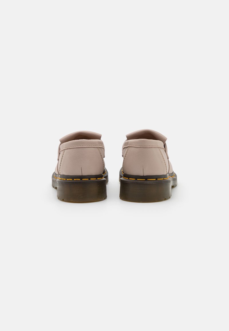 Chaussures en cuir rose avec un bout rond, un talon bas et une semelle texturée, avec une couture visible en jaune autour du bord.