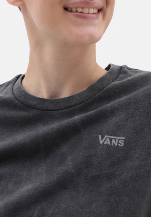 Camiseta gris oscuro hecha de algodón suave, con un cuello redondo y un pequeño logo gris de "VANS" en la parte izquierda del pecho.