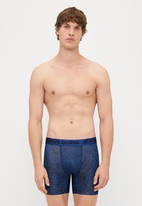 Boxer briefs azul marinho com um padrão abstrato preto. Apresenta uma cintura elástica larga com o logótipo "BJÖRN BORG". Material macio e elástico.