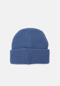 Beanie tricotat albastru, cu textură în carouri și tiv pliat. Fabricat dintr-un material moale și elastic. Fără modele notabile sau accesorii.