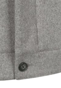 Grijze wollen stof met een enkele donkergrijze knoop die nabij de onderrand van het kledingstuk is genaaid, met gedetailleerde textuur en stiksel.