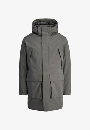 Szara wodoodporna kurtka z wysokim kołnierzem, zamkiem błyskawicznym z przodu, dużymi kieszeniami z przodu oraz minimalistycznym fasonem. Miękka tekstura i zbudowana forma.