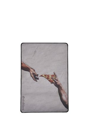 Deux mains se tendant l’une vers l’autre, l’une tenant une part de pizza pepperoni, sur un fond gris texturé avec le texte « God Given ».