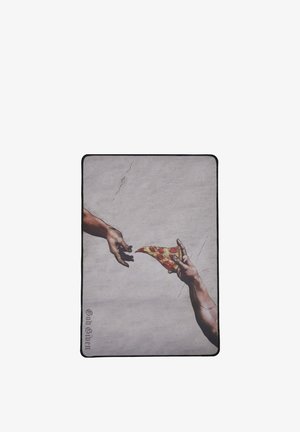 Két kéz nyúl egymás felé, az egyik egy pepperonival megkent pizza szeletet tart, szürke texturált háttéren, rajta a „God Given” felirat.