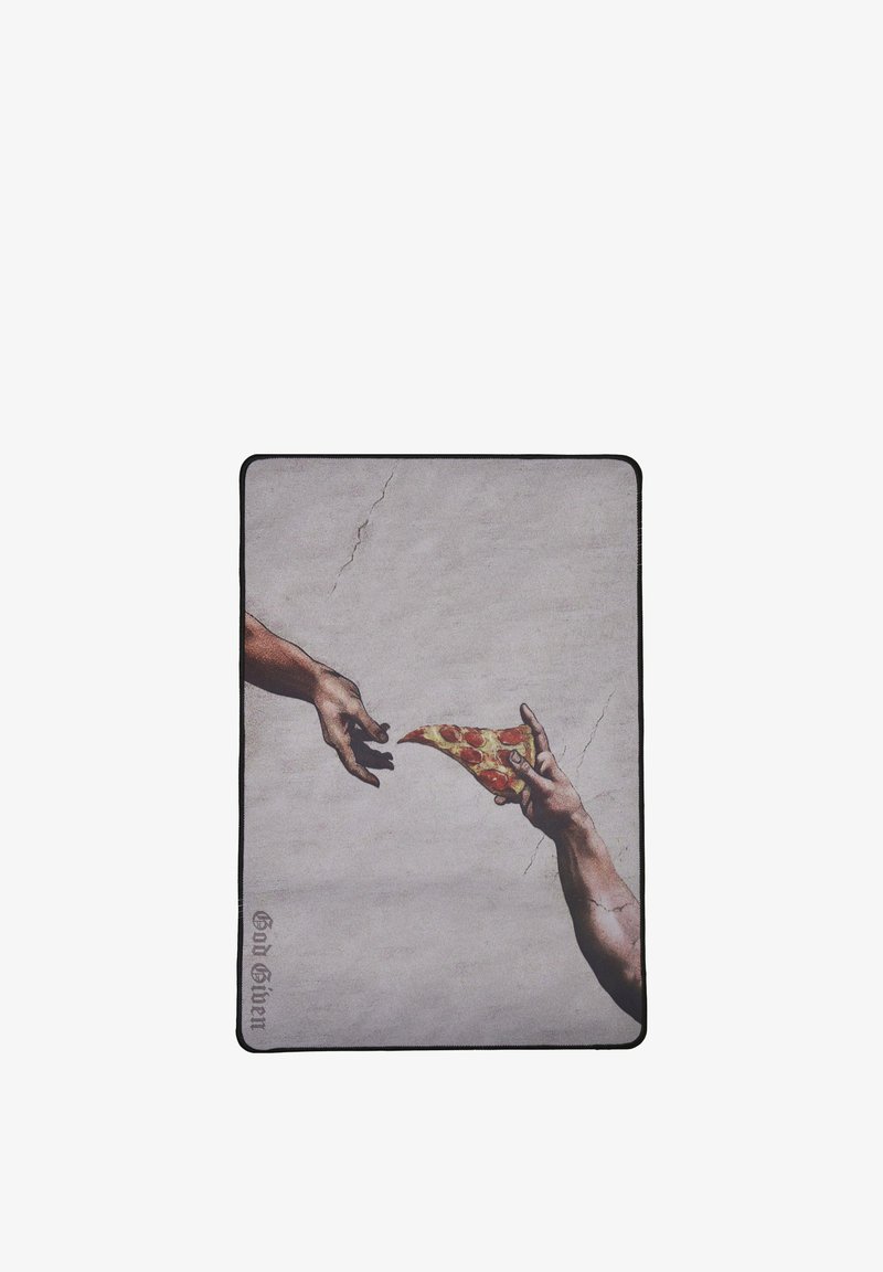 Zwei Hände, die zueinander greifen, eine hält ein Stück Peperoni-Pizza, auf einem grauen strukturierten Hintergrund mit dem Text „God Given“.