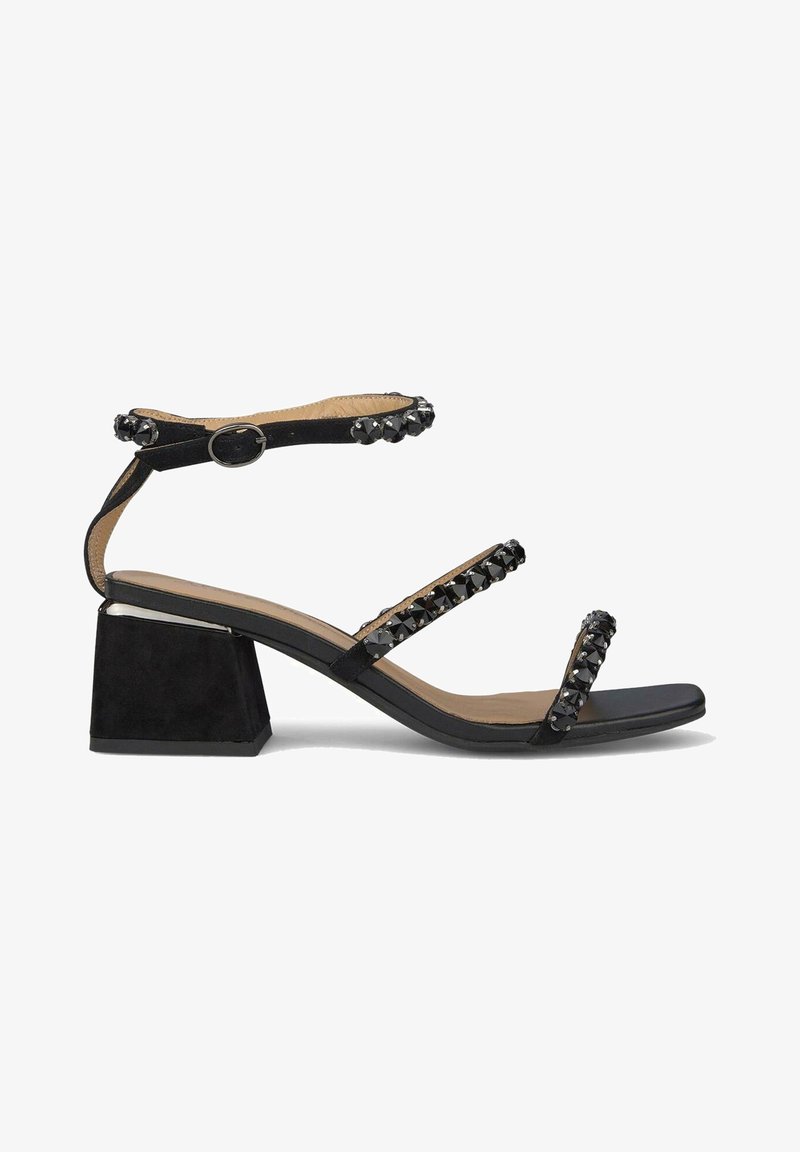 Sandale noire à bout ouvert avec un talon bloc, une bride à la cheville avec boucle et deux brides avant ornées de pierres noires.