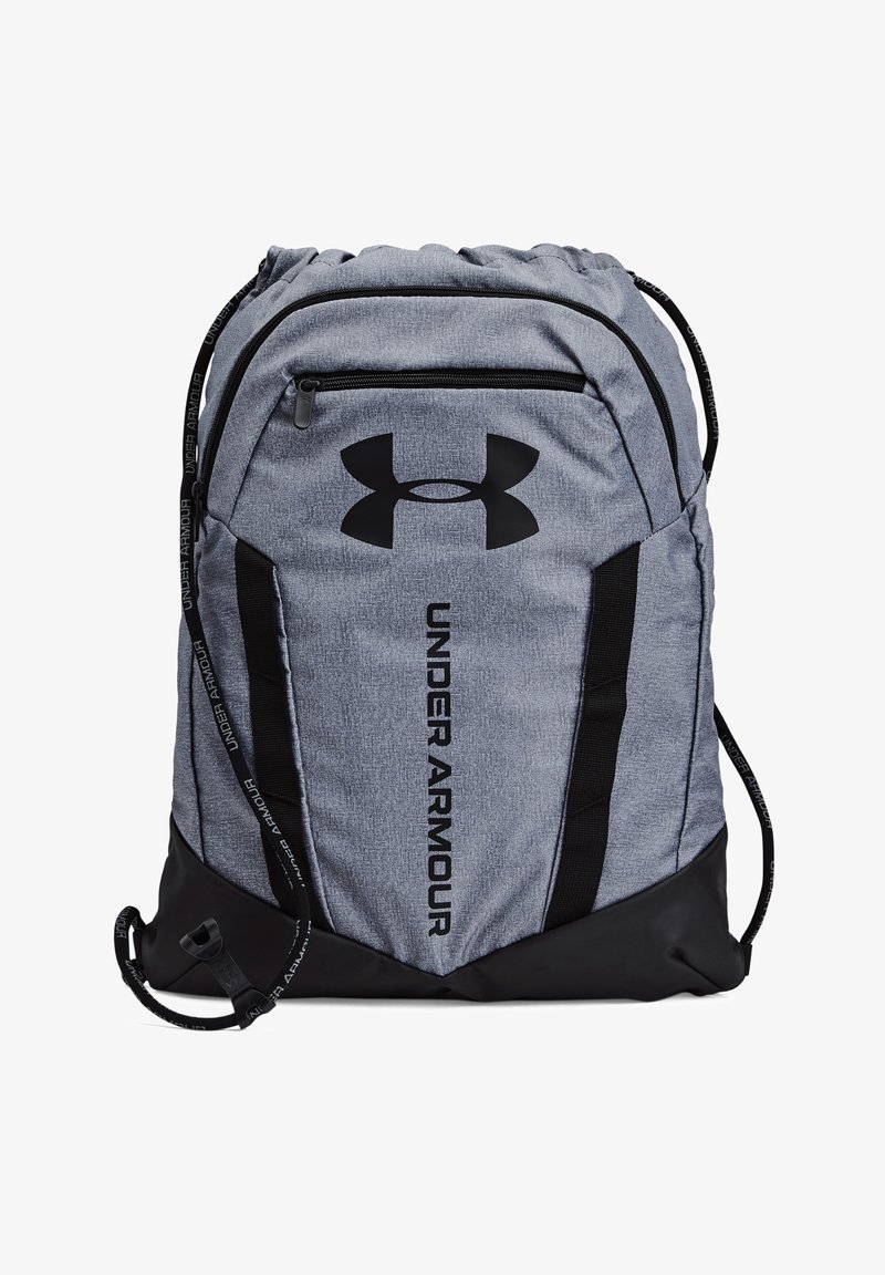 Harmaa kangasselkäreppu, jossa on pyöristetty yläosa, musta pohja, sivutaskut, säädettävät hihnat ja suuri Under Armour -logo edessä.