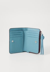 Portafoglio compatto in pelle blu strutturata con più slot per carte, un compartimento con zip e una chiusura a scatto. Presenta un cinturino laterale per il polso.