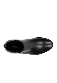 Stivale alla caviglia in pelle nera con una texture liscia e slanciata, punta rotonda e una linguetta sul retro per facilitarne l'indossamento.