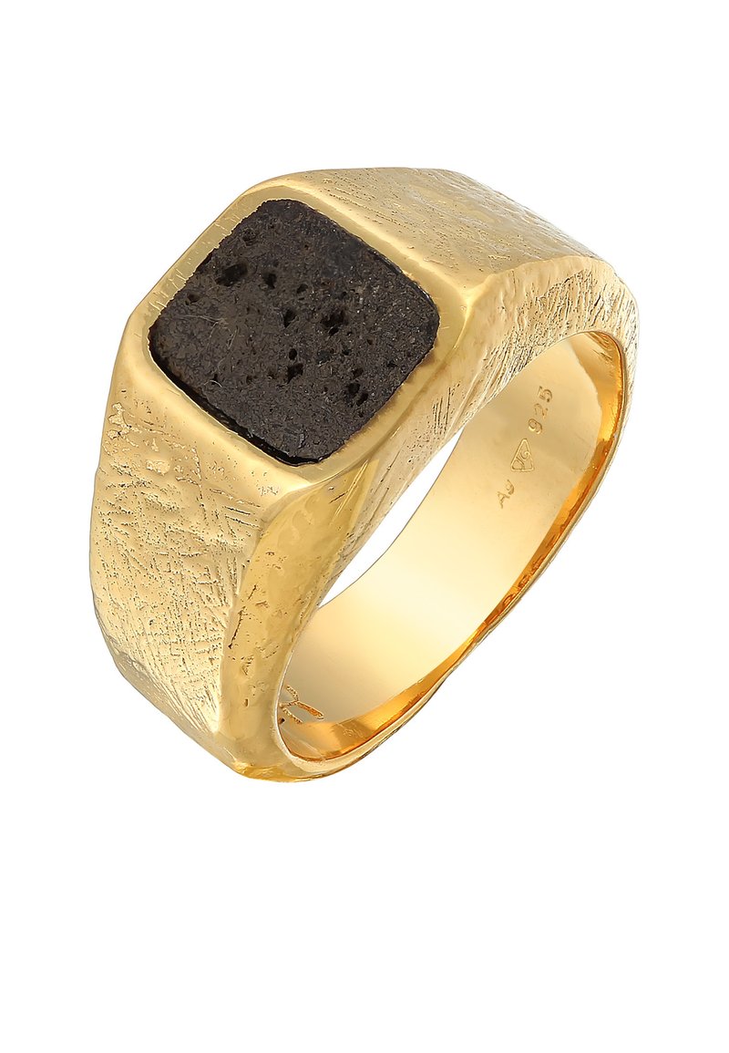 Bague en métal doré avec un anneau texturé, comportant un sertissage carré en pierre noire sur le dessus. La surface a une finition brossée et des détails complexes.