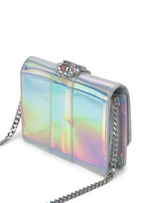 Bolso de mano holográfico con una correa de cadena plateada, que presenta un cierre de joya y detalles de costura vertical en una superficie lisa.