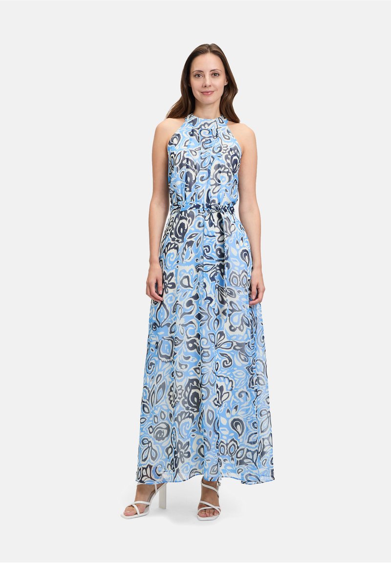Maxi-jurk met een halternekdesign, blauw en grijs bloemenpatroon, en een getailleerde taille met een strik. Luchtige, zwierige stof.