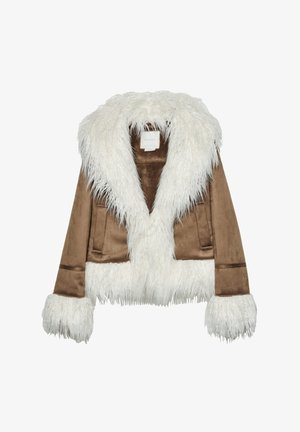 Giacca corta in pelle scamosciata marrone con colletto e polsini in pelliccia sintetica bianca, dotata di due tasche laterali e una texture liscia.