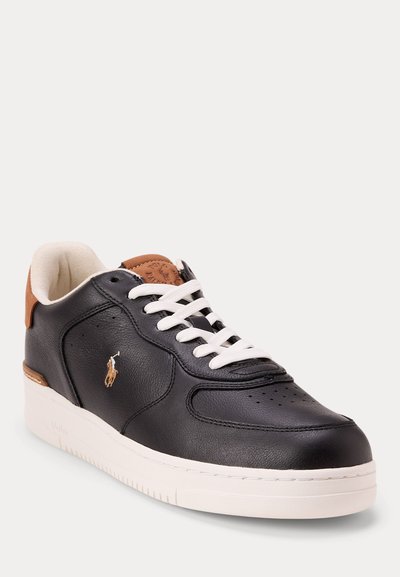 Μαύρο δερμάτινο αθλητικό παπούτσι με λευκά κορδόνια, λευκή σόλα, καφέ λογότυπο στο γλώσσα και κεντημένο λογότυπο παίκτη πόλο στο πλάι.