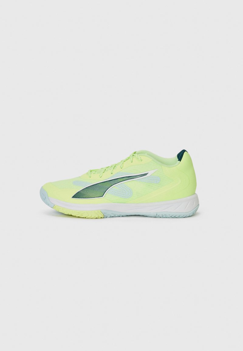Chaussure de sport jaune vif avec une tige en mesh, des accents noirs et teal, une semelle texturée et un design élégant pour améliorer les performances.