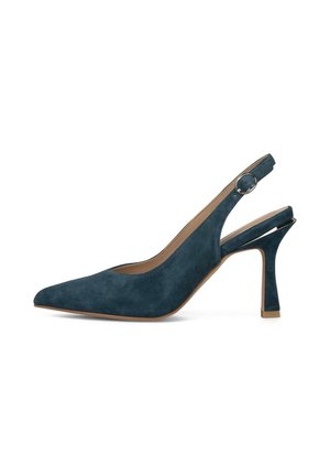 Zapato de tacón tipo slingback de ante azul marino, con puntera puntiaguda, correa ajustable con hebilla y tacón de aguja de altura media sobre fondo blanco.