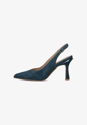 Marineblauwe suède slingback pump met spitse neus, verstelbare gesp, en een naaldhak van gemiddelde hoogte op een witte achtergrond.