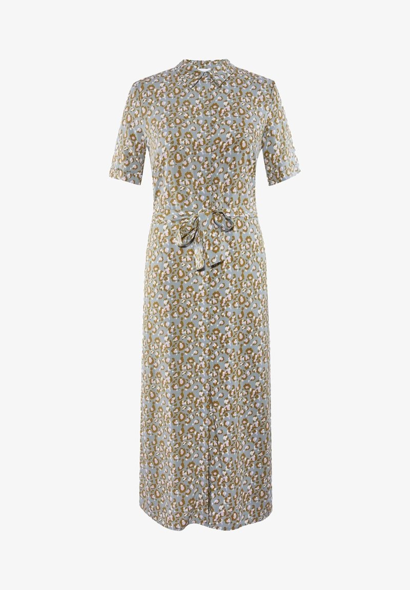 Robe mi-longue bleu clair avec manches courtes, imprimé léopard marron et blanc, taille ceinturée et fermeture à boutons sur le devant.