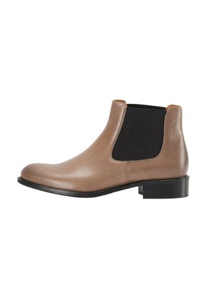 Tan leren Chelsea-boot met zwart elastisch zijpaneel en lage zwarte hak, weergegeven in profiel op een witte achtergrond.