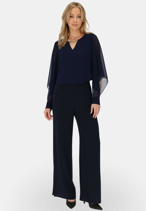 - Spodnie materiałowe