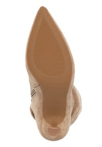 Beige suède enkellaarsje met een puntige neus, voorzien van een gestructureerde rubberen zool en een smalle hak. Zijkantstiksels voegen visuele details toe.