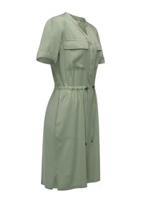 Robe verte à manches courtes avec col, dotée de deux poches poitrine, d'une taille élastique et d'un cordon de serrage pour l'ajustabilité. Texture lisse.